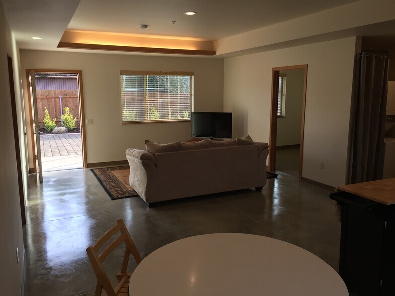 Building Photo - 13643 E Burnside St