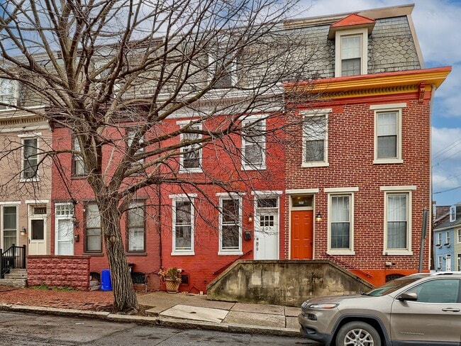 Building Photo - 207 Calder St