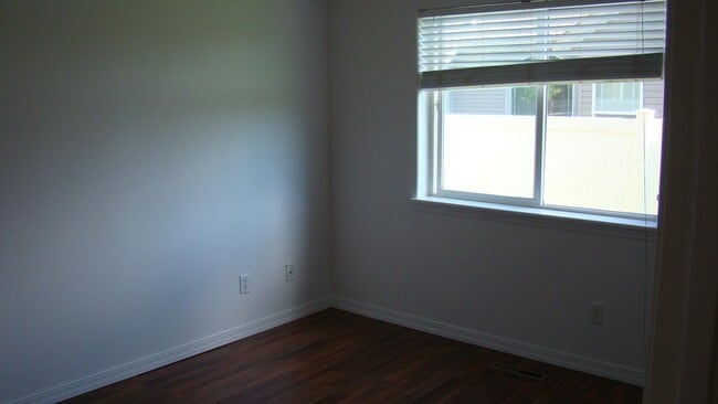 Building Photo - 1507 Anny Dr W