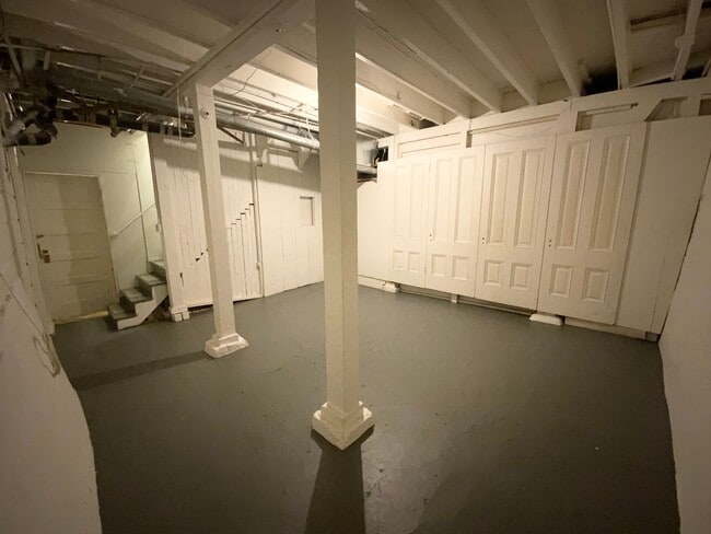 Building Photo - 1BR W/ Large Private Basement Space! HARDWOOD! LAUNDRY ON-SITE!