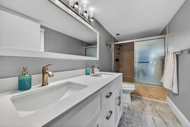 Building Photo - 2200 S Cypress Bend Dr