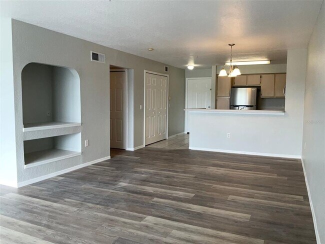 Building Photo - 13815 Fairway Island Dr