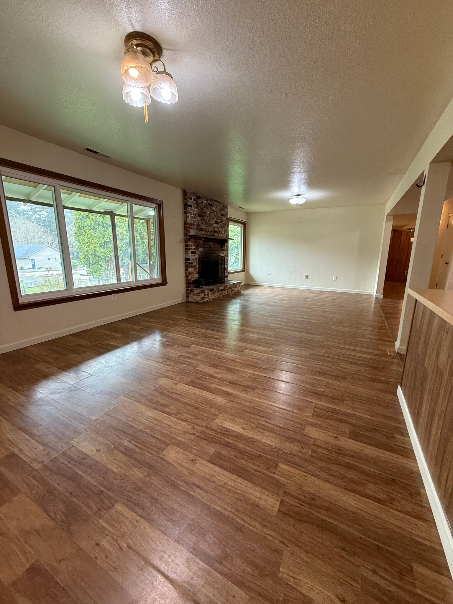 Building Photo - 2547 NE Holmes Rd