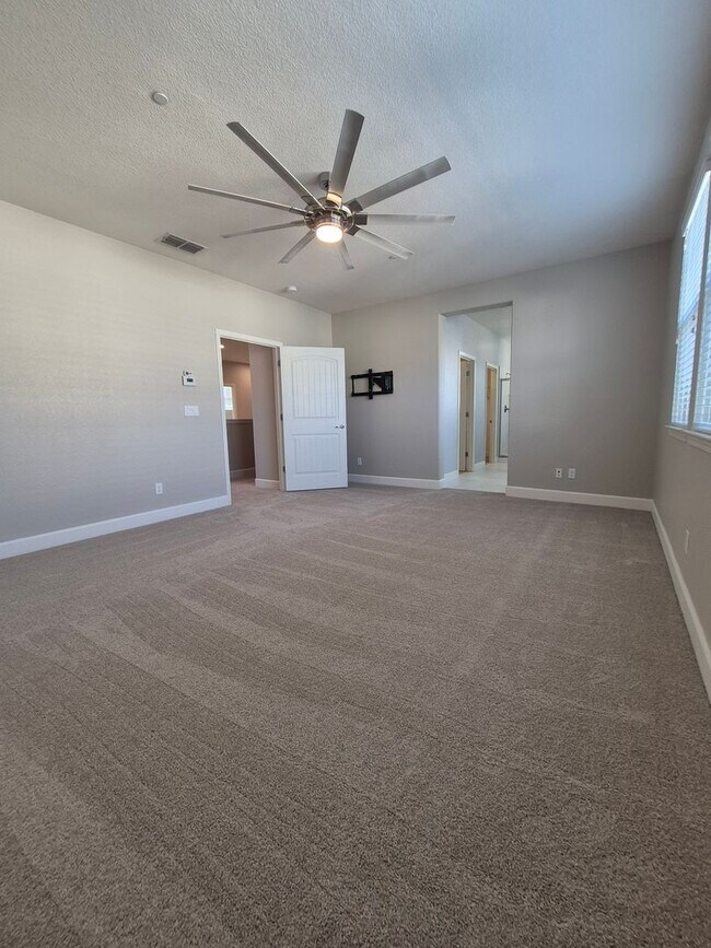 Building Photo - Gorgeous 4bd/2.5ba Two Story Home In Roseville!