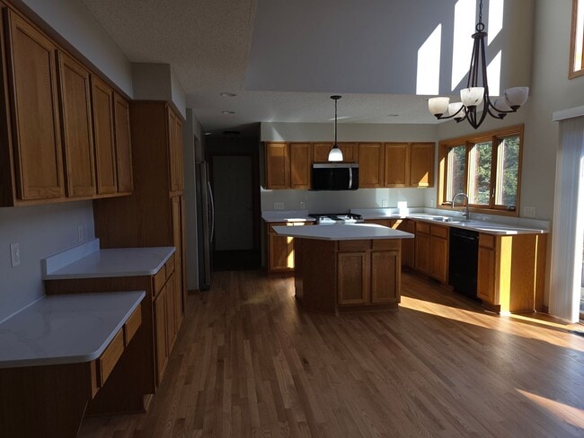 Building Photo - Great 4 bedroom home in Red Cedar Canyon