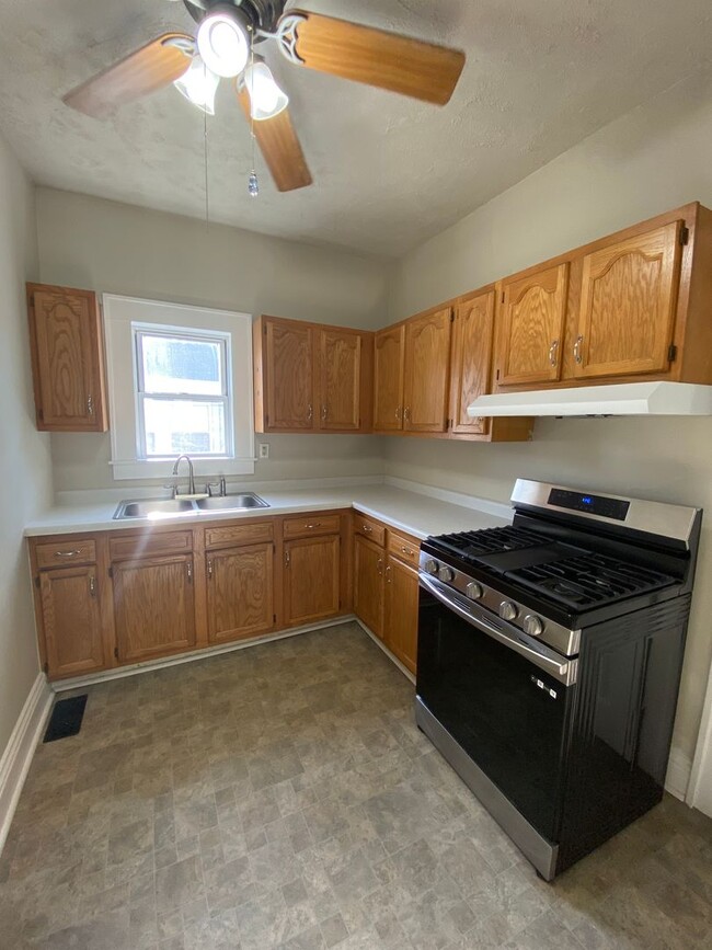 Building Photo - Updated 1 Bedroom Home with Garage