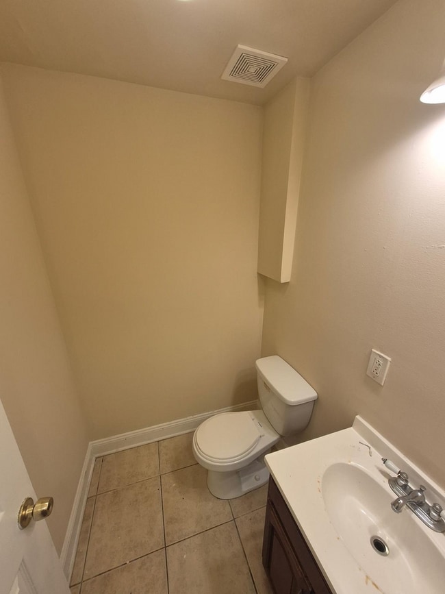 Building Photo - 4 Bed/1.5 Bath Steps from Temple University