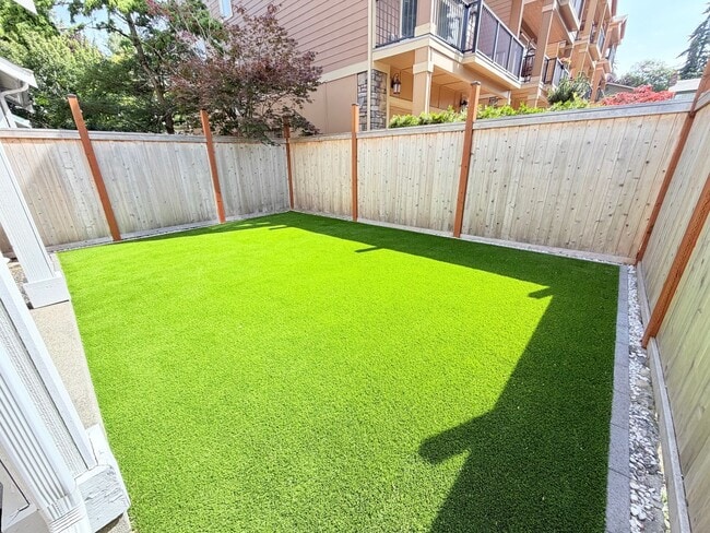 Building Photo - Lovely Lake City Townhouse - Stellar Location!  Available Now at $2995!