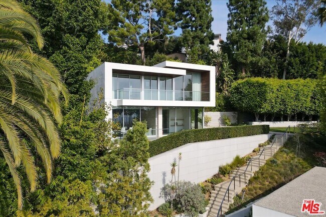 Building Photo - 1232 Sunset Plaza Dr