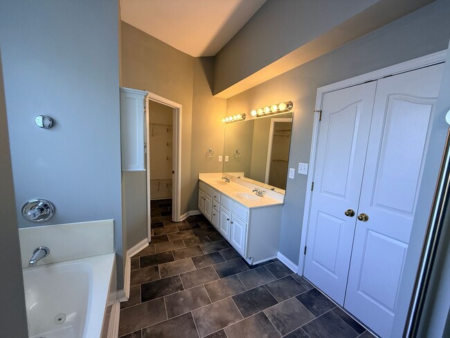 Building Photo - Spacious 4 Bed 2.5 Bath In Lexington!