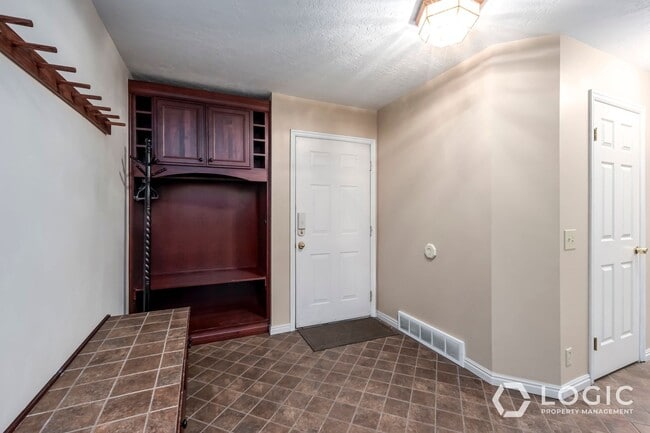 Building Photo - Fully Furnished Row End Townhome!