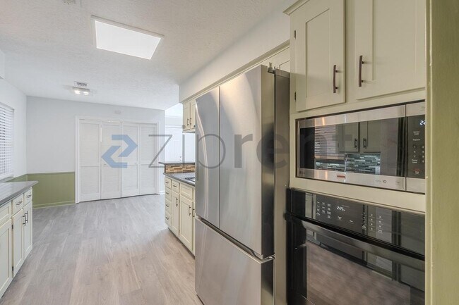 Building Photo - Unit