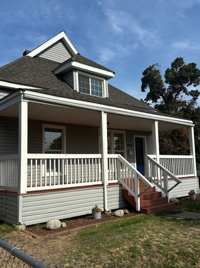 Building Photo - Charming 5-bed 2-bath Home Near Kendall Yards