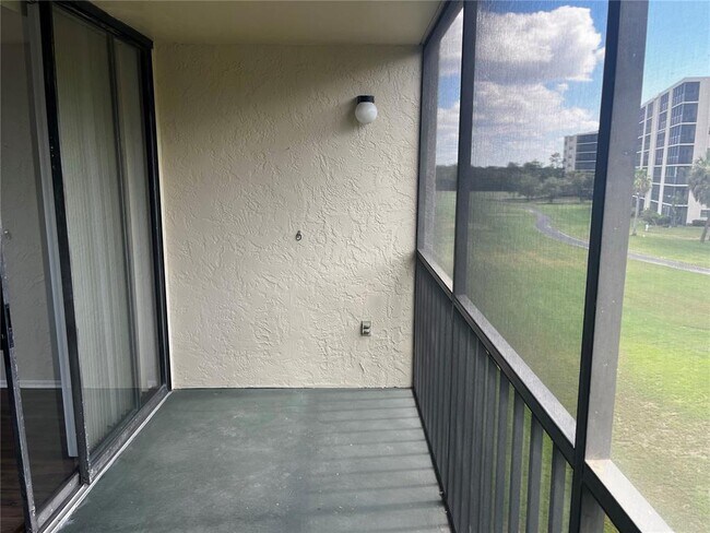 Building Photo - 800 Cove Cay Dr