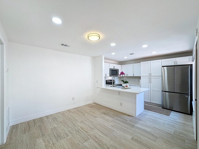 Building Photo - 2577 S Park Ave