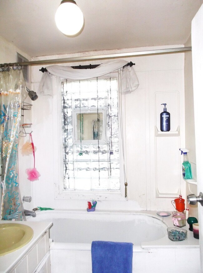 Building Photo - 2025 Ashland Ave