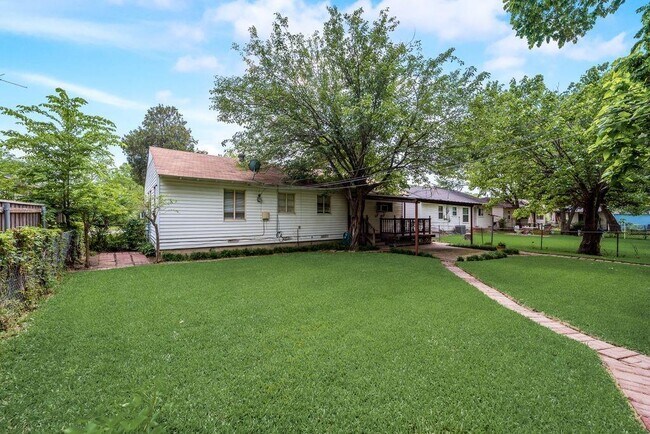 Building Photo - 1449 Nash St