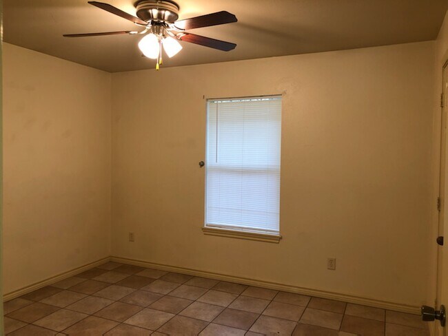 Building Photo - 1034 San Saba St