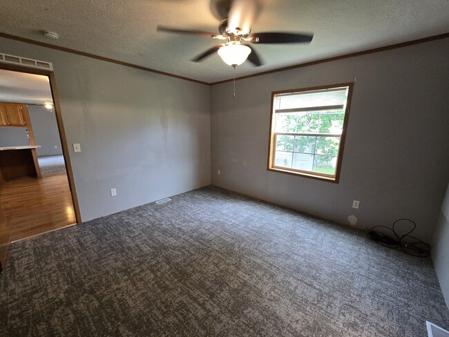 Building Photo - 700 W Ridgeway Ave