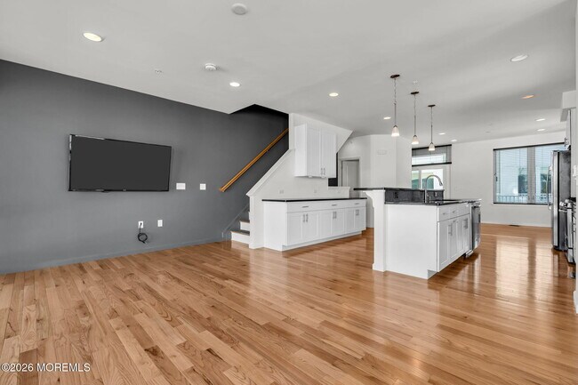 Building Photo - 807 Kingsley St