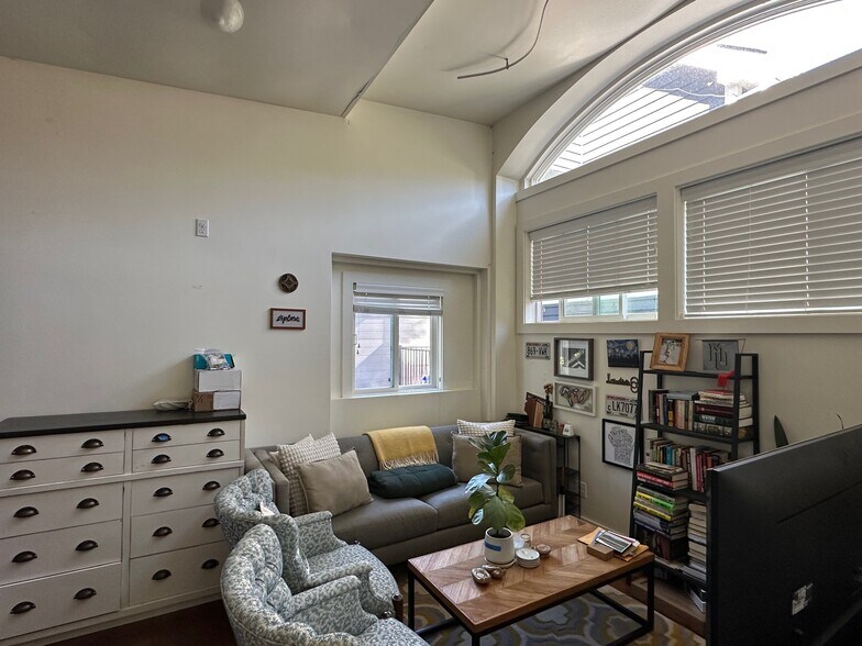 Building Photo - 6019 McKinley Pl N