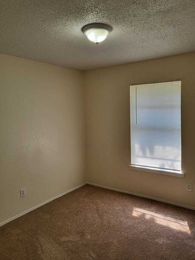 Building Photo - 1417 Laura Ln