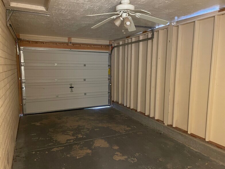 Garage - 11044 W Sun City Blvd