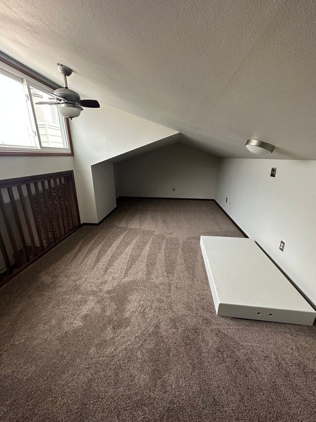 Building Photo - 2 BEDROOM 2 BATHROOM TOWNHOUSE WITH LOFT