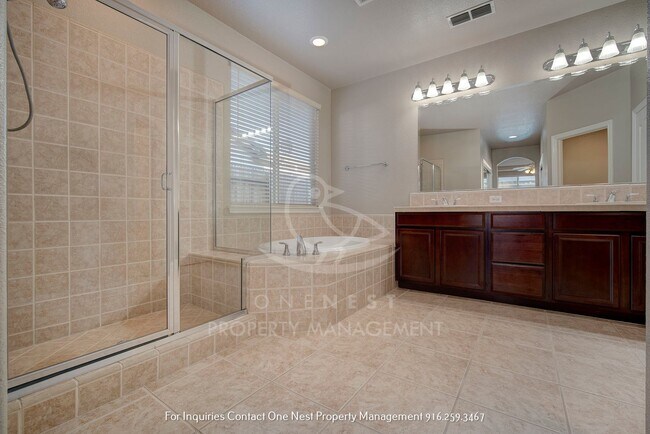 Building Photo - Fantastic - one of a kind 5 bdrm 4 bth home with pool