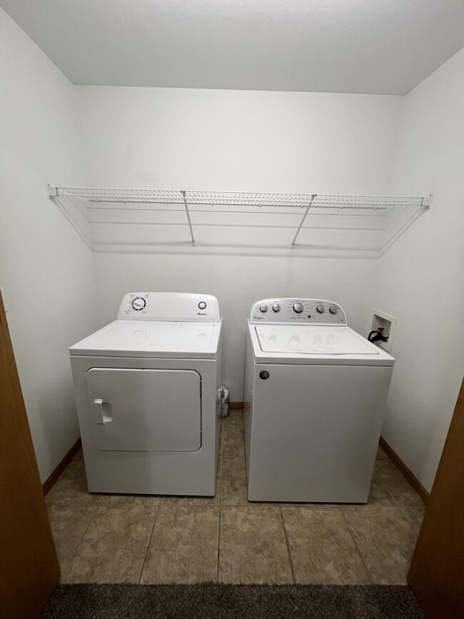 Building Photo - 4281 Estate Dr S