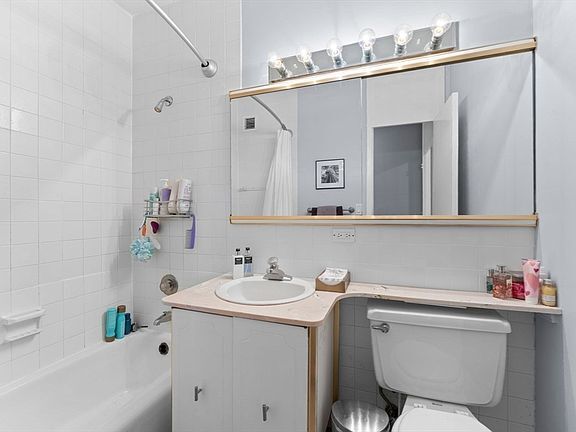 Building Photo - 85 E India Row