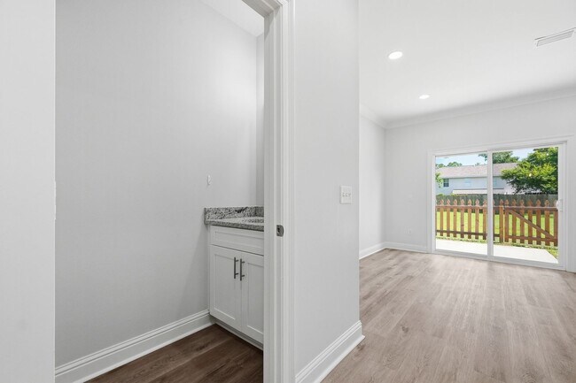 Building Photo - 693 Woodlawn Ave