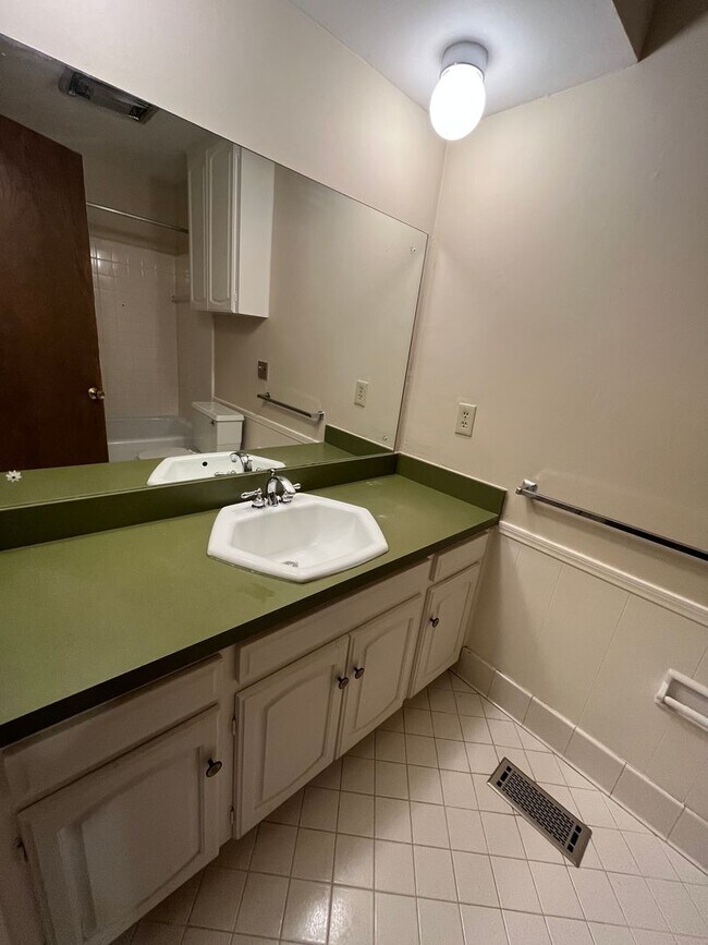 Building Photo - Midtown Quadplex with Pool- 3 bed, 2 bath