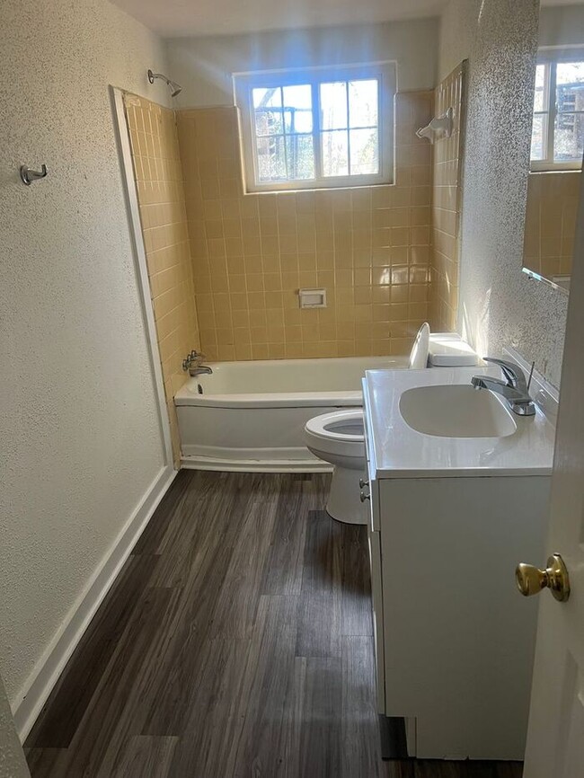 Building Photo - Newly Remodeled 2 Bedroom 1 Bath *Water In...