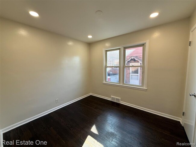 Building Photo - 6991 Colonial St