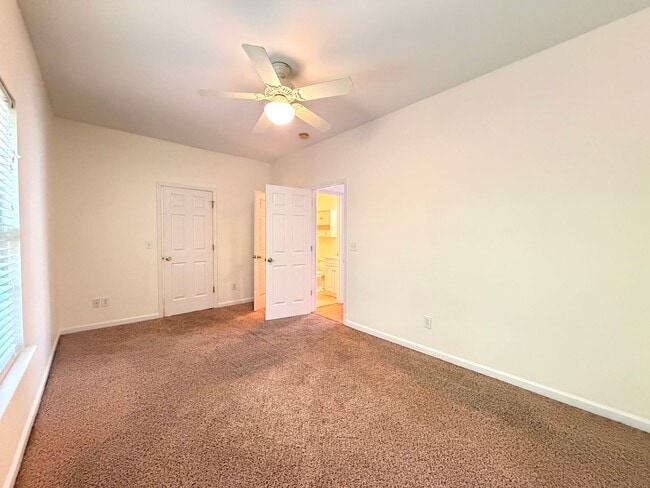 Building Photo - Spacious 3BR/3BA AVAILABLE NOW!