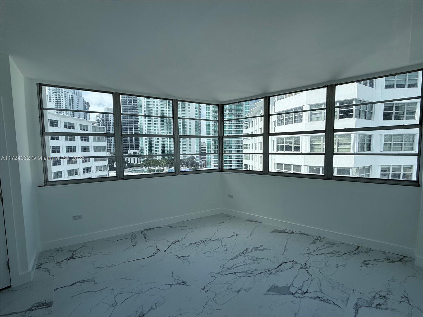 Building Photo - 905 Brickell Bay Dr