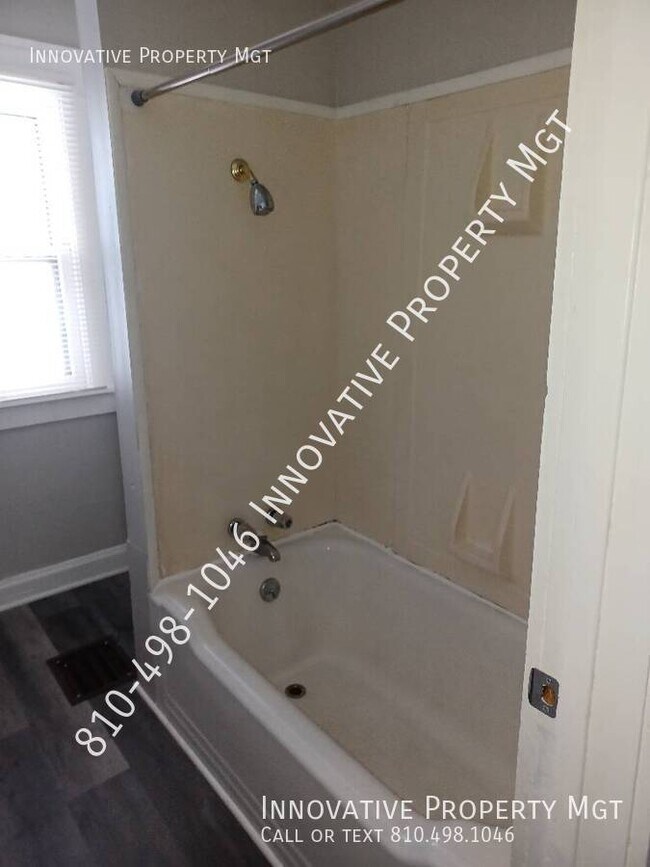 Building Photo - 842 E 9th St