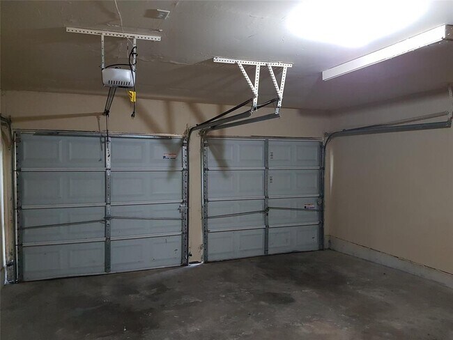 Building Photo - 15830 Blueridge Rd