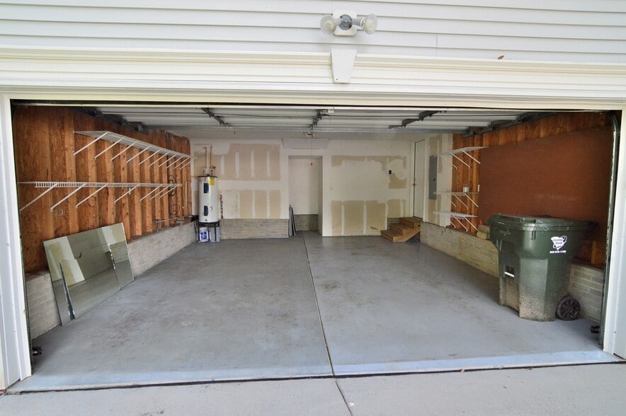 2-car attached garage - 203 Hawkridge Pl