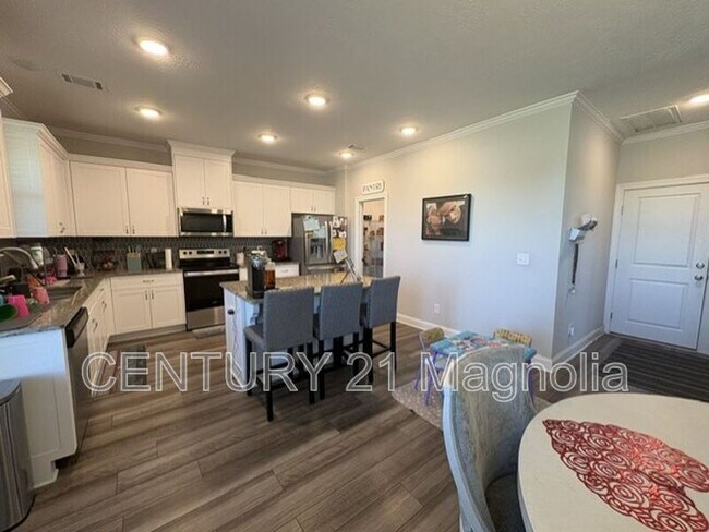 Building Photo - 560 Hampton Dr