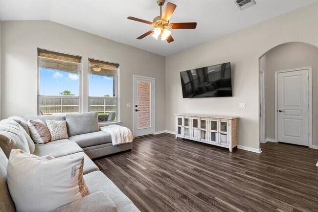 Building Photo - 24502 Royal Pike Dr