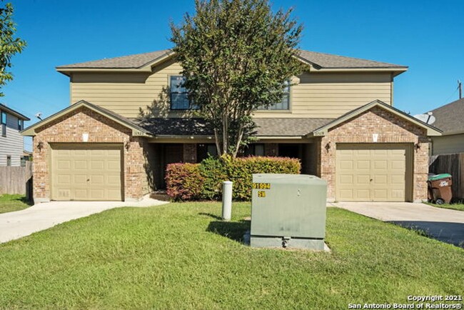 Primary Photo - Spacious 3 bedroom 2.5 Bath Duplex in Gate...