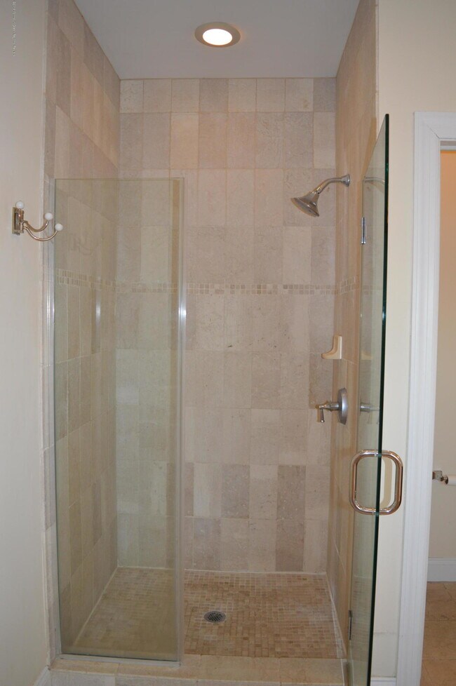 Building Photo - 606 Park Ave