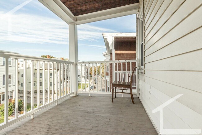 Building Photo - No Brokers Fee, Pets Friendly, Eat-in Kitchen, Big Bedrooms, Laundry on a Site