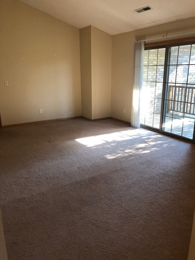 Building Photo - Nice 2br Condo in Coralville close to shop...