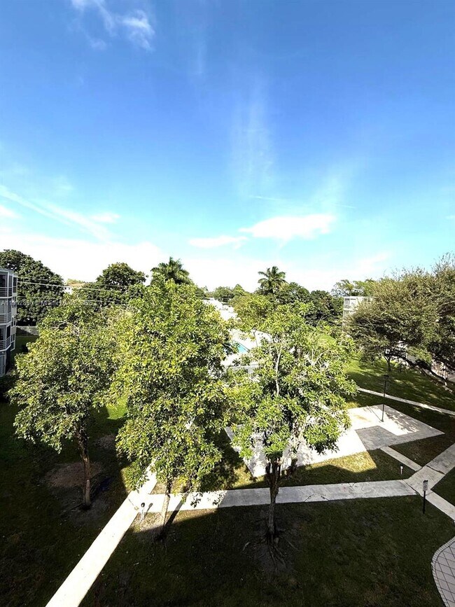 Building Photo - 1401 NE 191st St