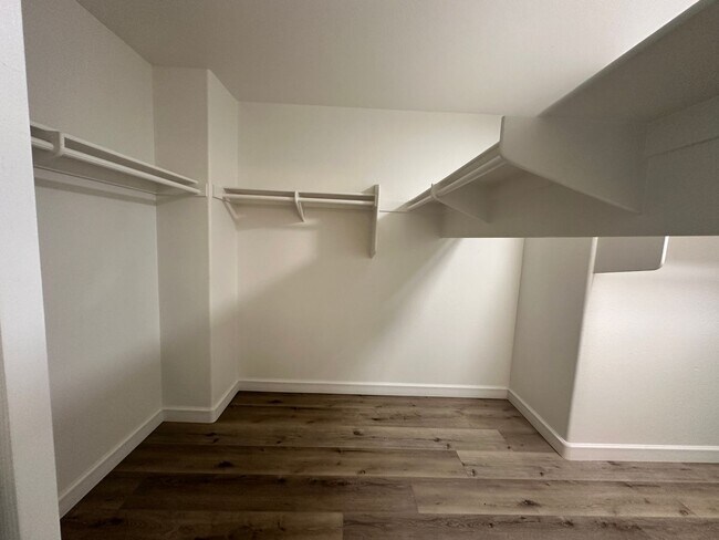 Building Photo - A stunning 4-bedroom haven, fully renovate...