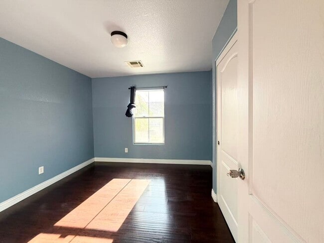 Building Photo - Beautiful 2-story home offering 3 bedrooms, 2.5 bathrooms