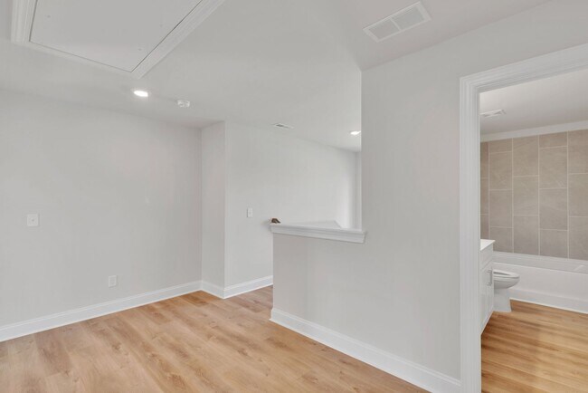 Building Photo - Beautiful 4BR 2.5BA Home w/ Full Appliance Kitchen • Garage Parking •